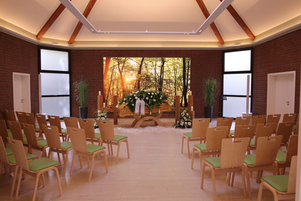 Kapelle mit geschmückten Holzsarg