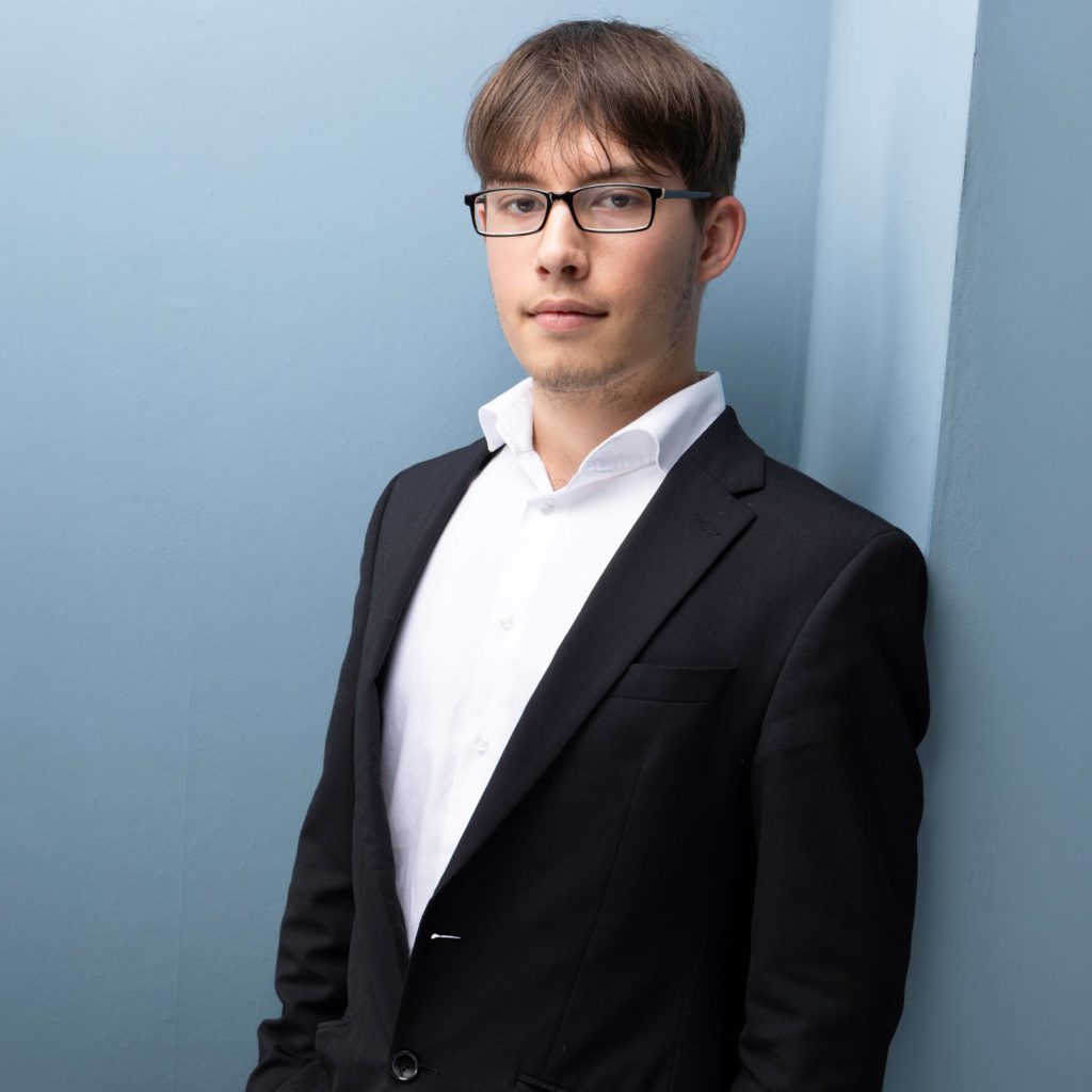 Portrait junger Mann mit Brille