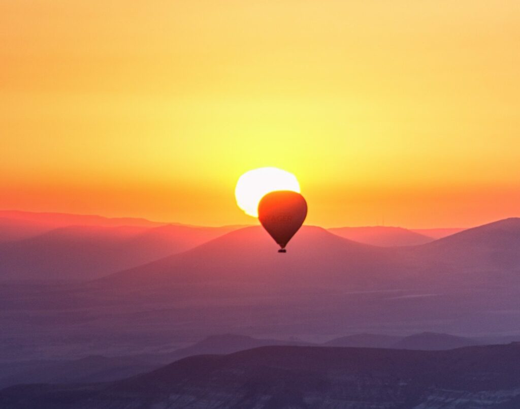 Heißluftballon vor Sonne